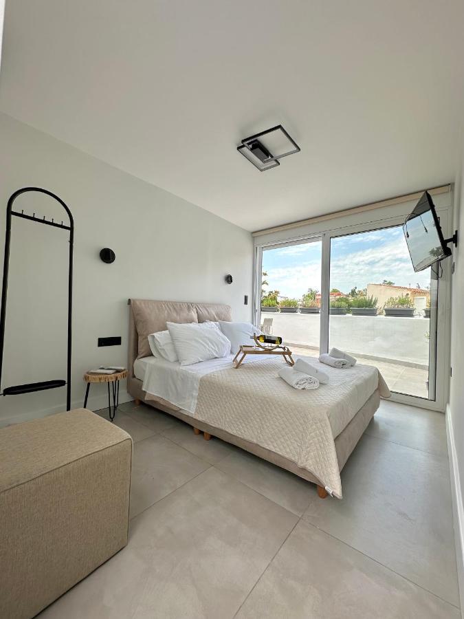 Step One | Luxury Suites Right In The Heart Of Acropolis Next To Metro Station 아테네 외부 사진