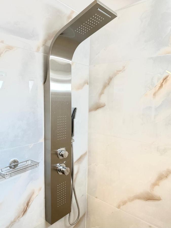 Step One | Luxury Suites Right In The Heart Of Acropolis Next To Metro Station 아테네 외부 사진