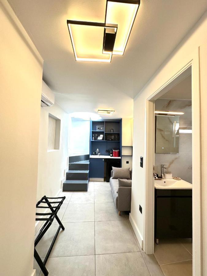 Step One | Luxury Suites Right In The Heart Of Acropolis Next To Metro Station 아테네 외부 사진