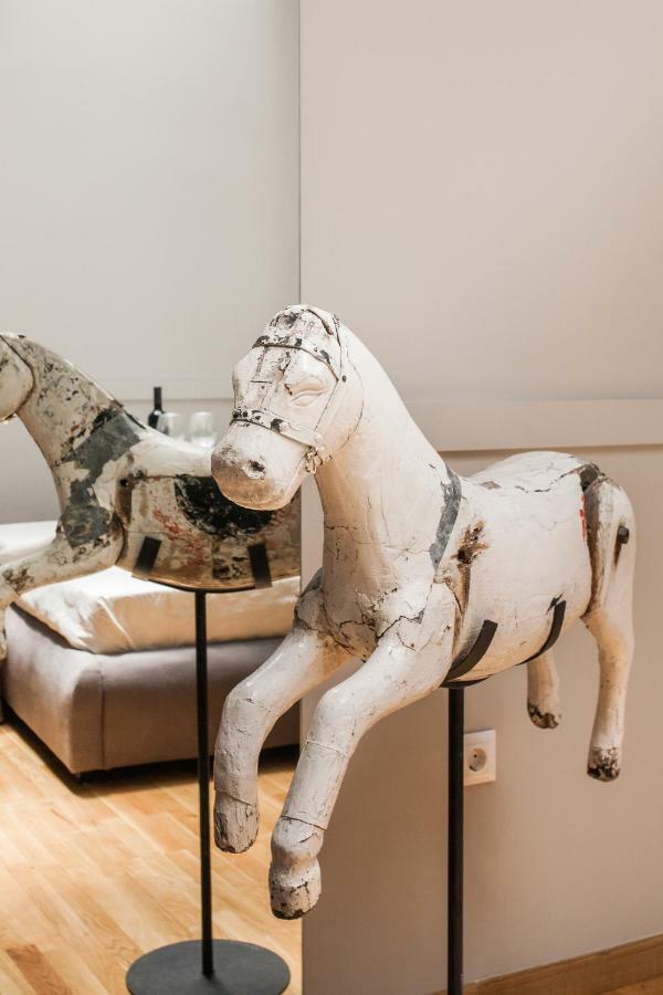 Step One | Luxury Suites Right In The Heart Of Acropolis Next To Metro Station 아테네 외부 사진