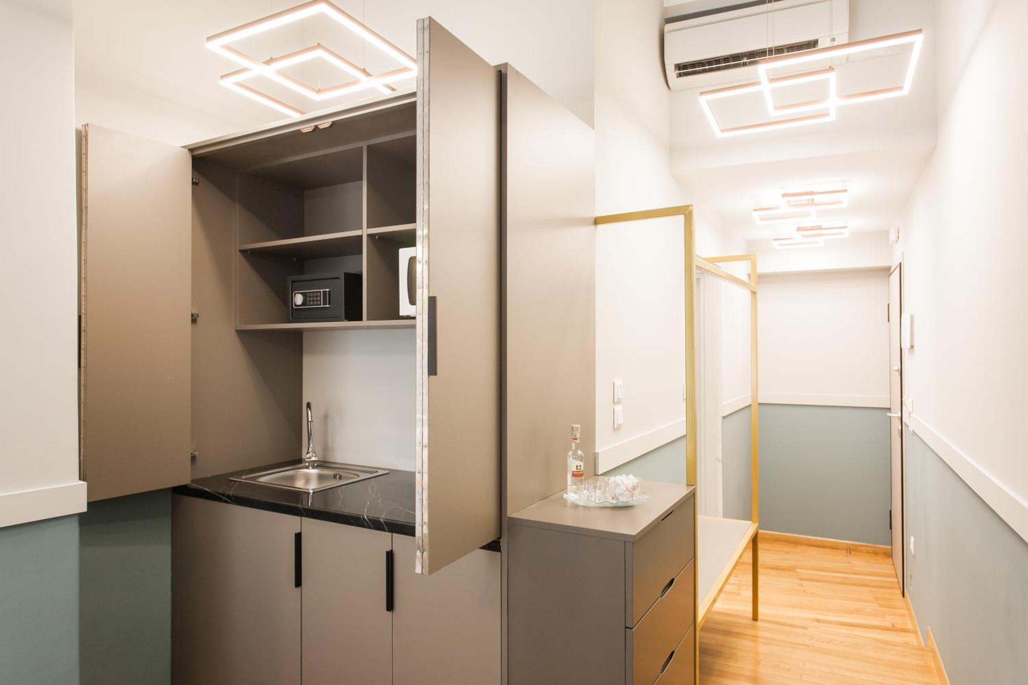 Step One | Luxury Suites Right In The Heart Of Acropolis Next To Metro Station 아테네 외부 사진