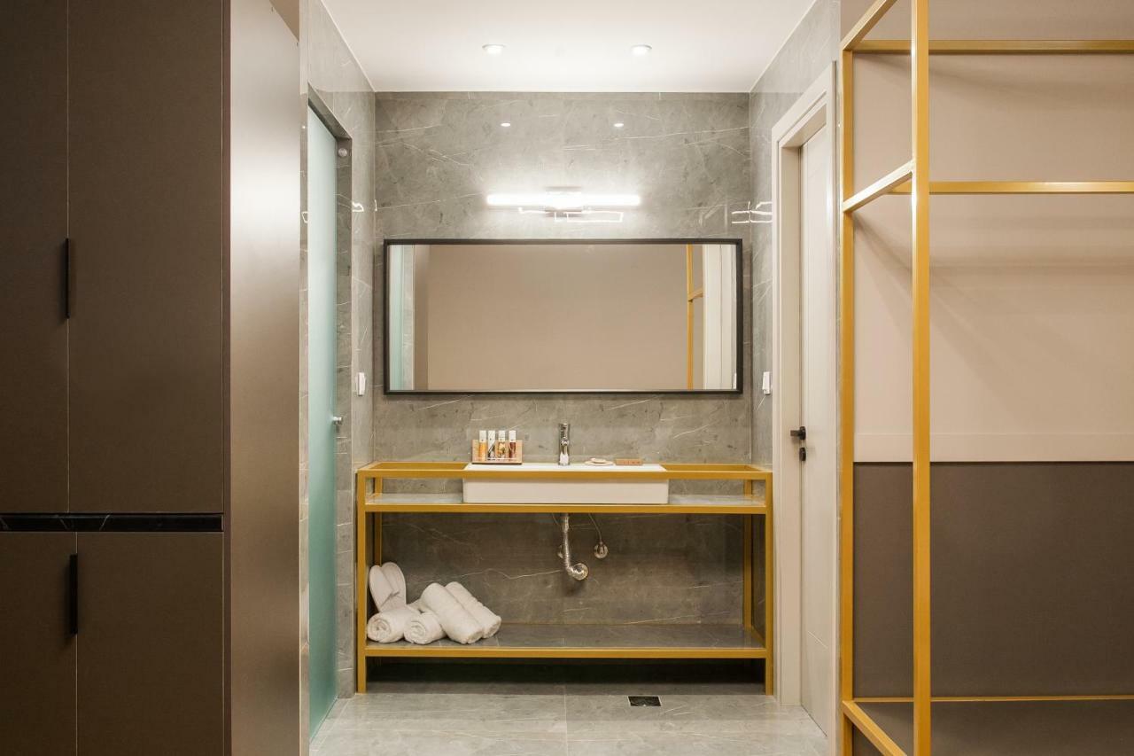 Step One | Luxury Suites Right In The Heart Of Acropolis Next To Metro Station 아테네 외부 사진